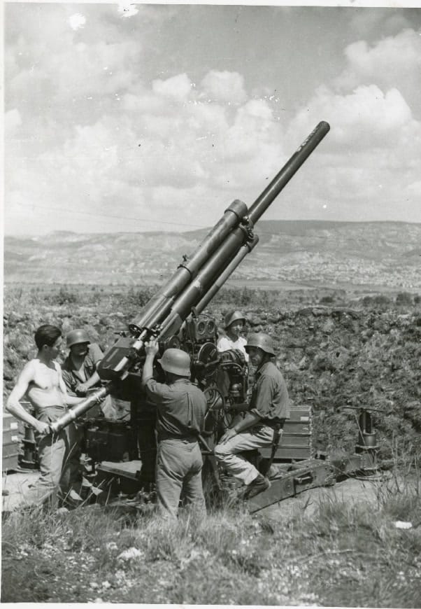 1929M 8 cm-es légvédelmi löveg magyar tüzérekkel.(HTM)