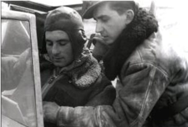 vitéz Szentgyörgyi Dezső zászlós a Me-109 gépében, a Magyar Tiszti Arany Vitézségi Érem kitüntetettje, az aznapi légitámadás során aratott légigyőzelmet egy B-24 Liberátor bombázó felett Oroszlány légterében.