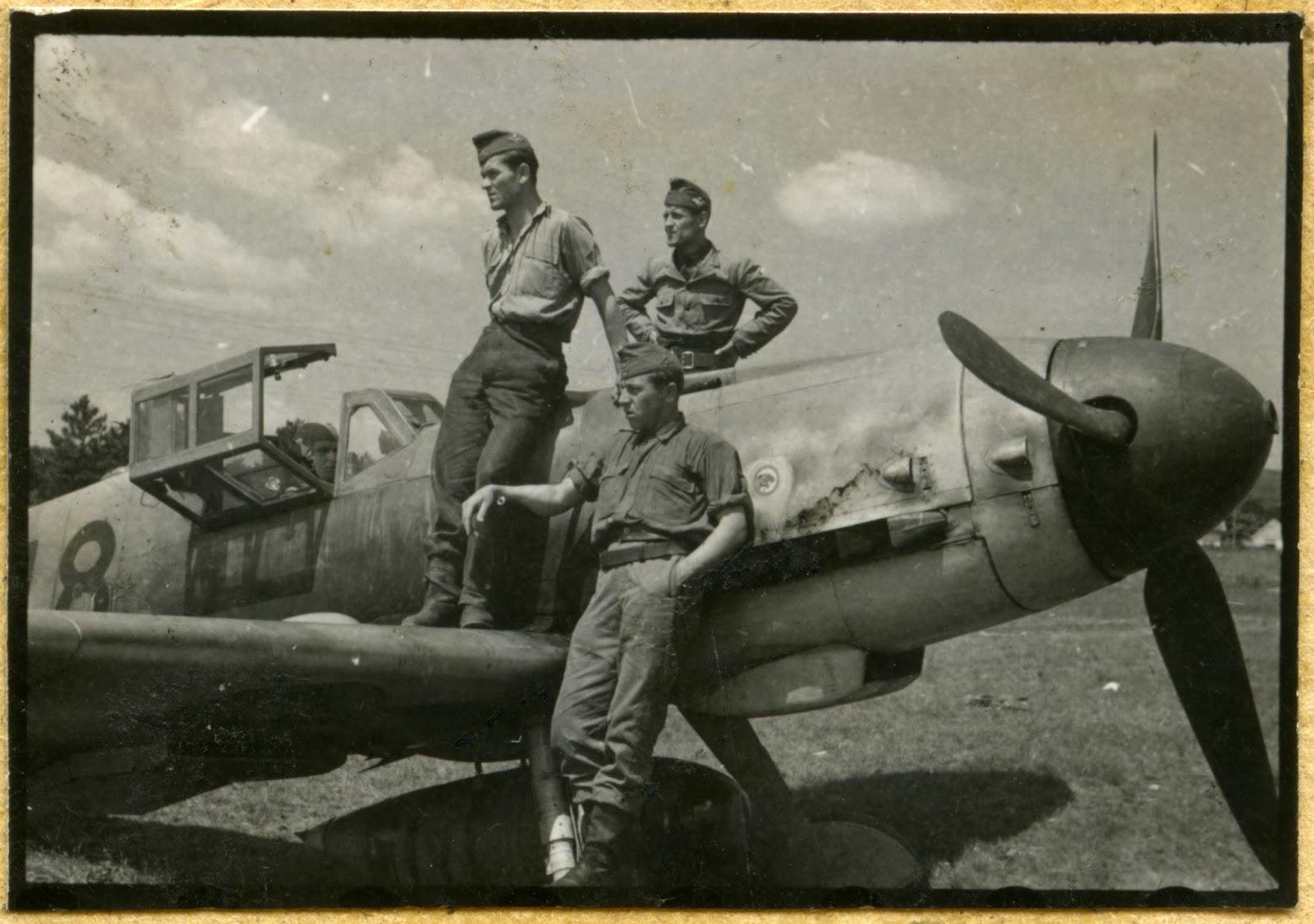 A “Pumák” egyik magyar felségjelzésű Me-109 vadászrepülője Veszprém-Jutas repülőtéren 1944 nyarán (HTM)