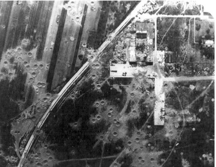 A tököli repülőtér és a hangárok légi felvételről az aznapi bombázás után (Fortepan/National Archives)