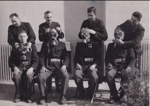 Gázmaszk felhelyezés - légoltalmi tanfolyam a rendőrségen