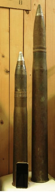 Balról 8 cm-es magyar, jobbról egy 8,8 cm-es német légvédelmi lőszer, az arányokat megmutató mobil telefonnal.