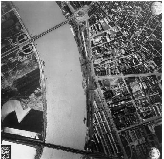 A Déli vasúti híd (alul) a környéke még mentes a bombatölcsérektől. (Fortepan/National Archives)