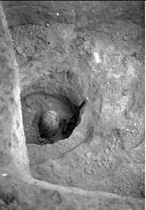 1000 lb GP rombolóbomba mélyen a földbe fúródva, hatástalanítás előtt (Fortepan/Lissák Tivadar)