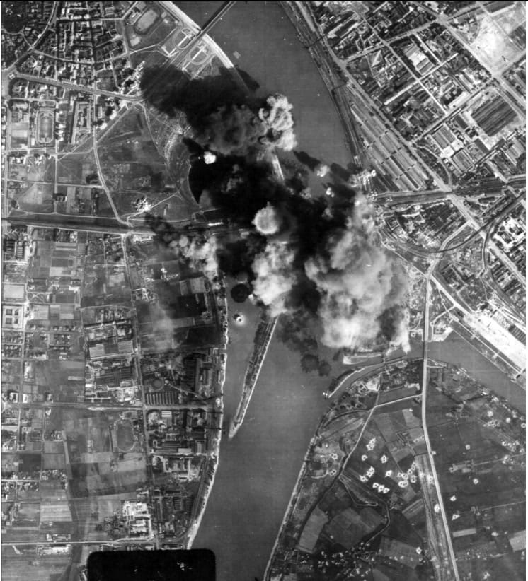A Déli vasúti híd bombázása 1944. szeptember 5-én (Fortepan/National Archives)