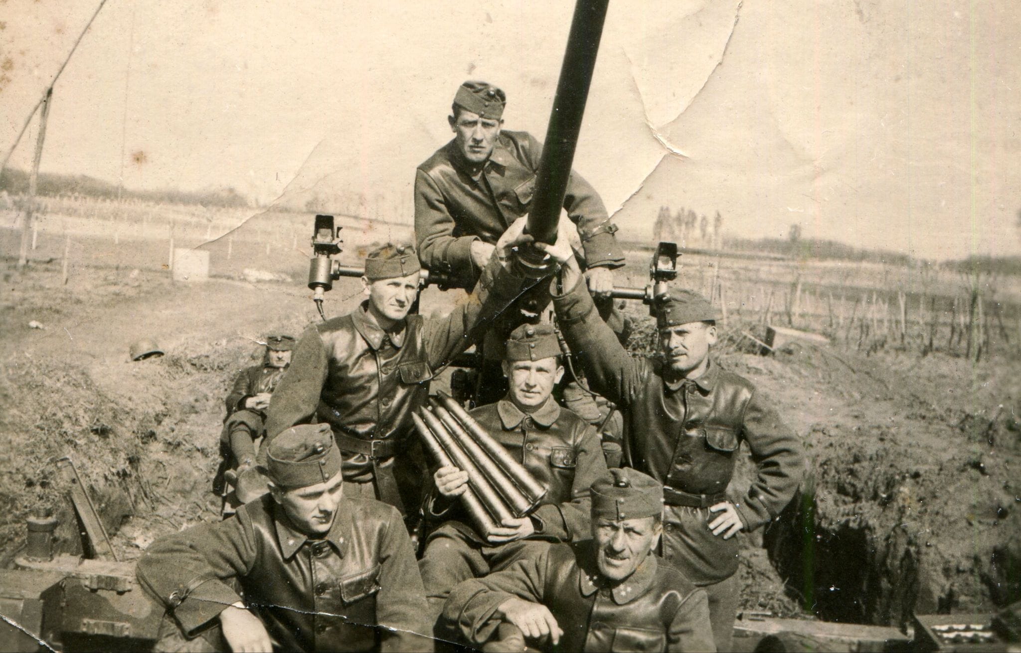 1936M 4 cm-es könnyű légvédelmi gépágyú előtérben a négy töltényt befogadó tárral