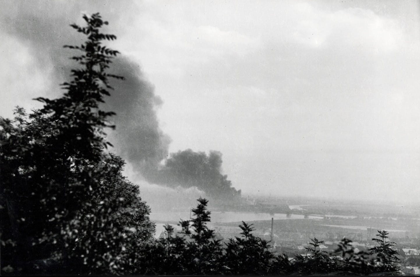 Légitámadás után lángok csapnak fel a Déli vasúti híd pesti hídfőjénél. (Fortepan/Archiv für Zeitgeschichte ETH Zürich / Agnes Hirschi)