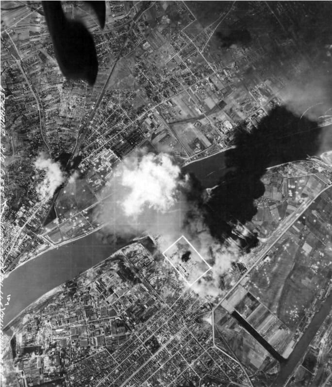 A Petróleum kikötő melletti olajipari létesítmények bombázása. (Fortepan/National Archives)