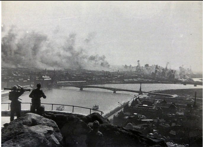 A Ferencvárosi pályaudvar és környékének bombázása a Gellérthegy oldalából. A katona kezében egyméteres bázisú légvédelmi távmérő (Fortepan/Fortepan)