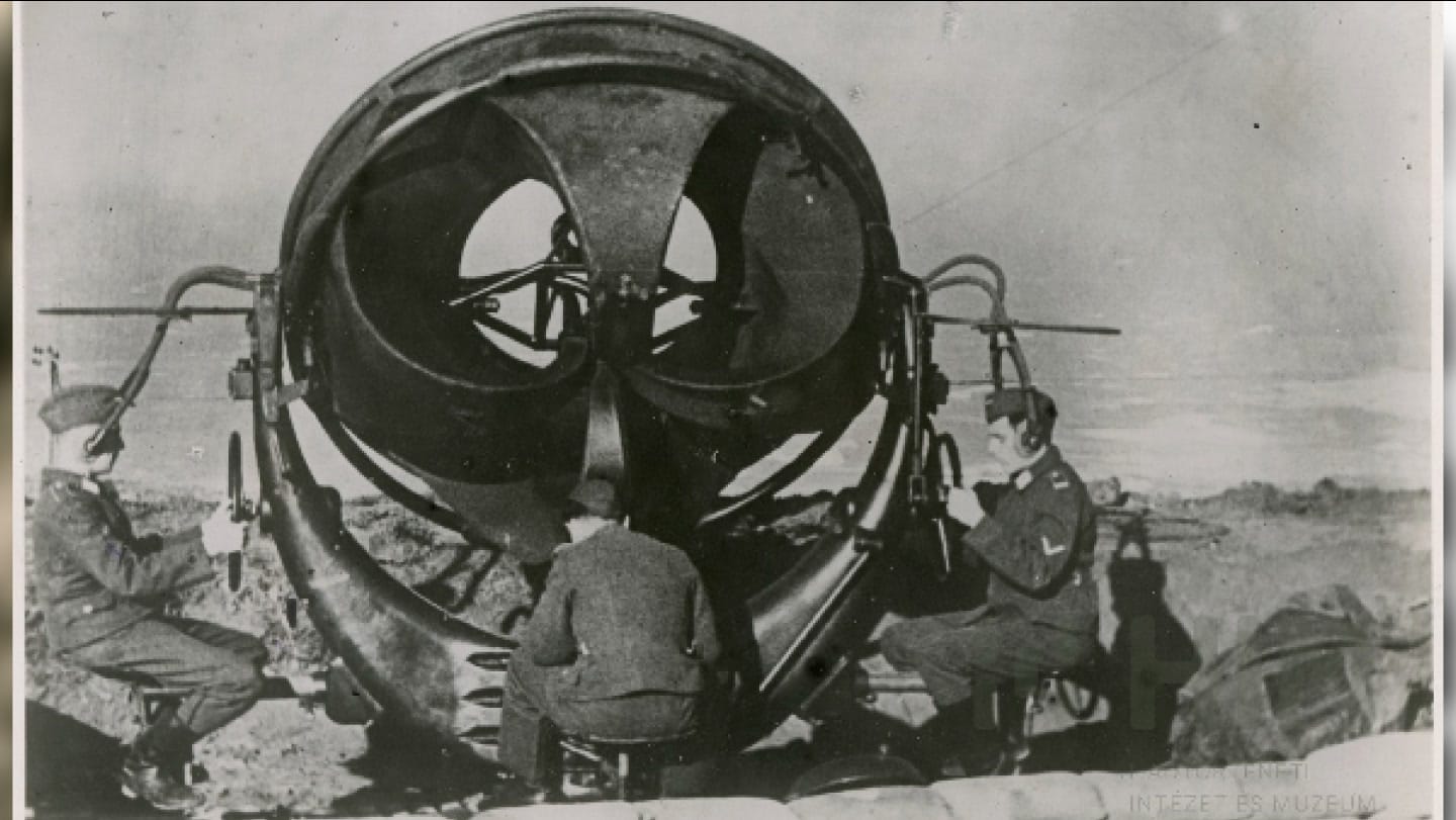 Német fülelő készülék. A nagyobb bombázó kötelékek irányának és távolságának felderítésére szolgált a nagy motorzaj alapján. (HTM)