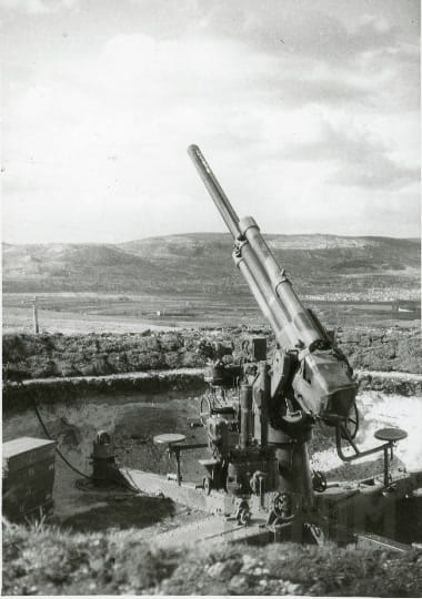 A tétényi fennsík egyik állásában lévő 1929M 8 cm-es magyar légvédelmi ágyú (HTM)