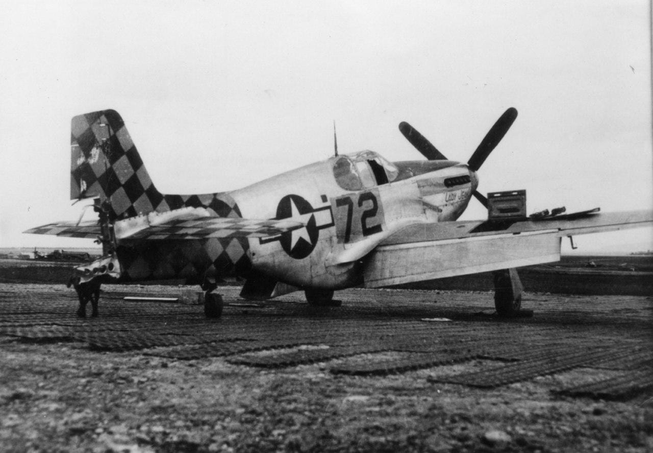 Sérült amerikai P-51 “Mustang” vadászrepülő a 319. vadászszázadból (Wikimedia Commons)