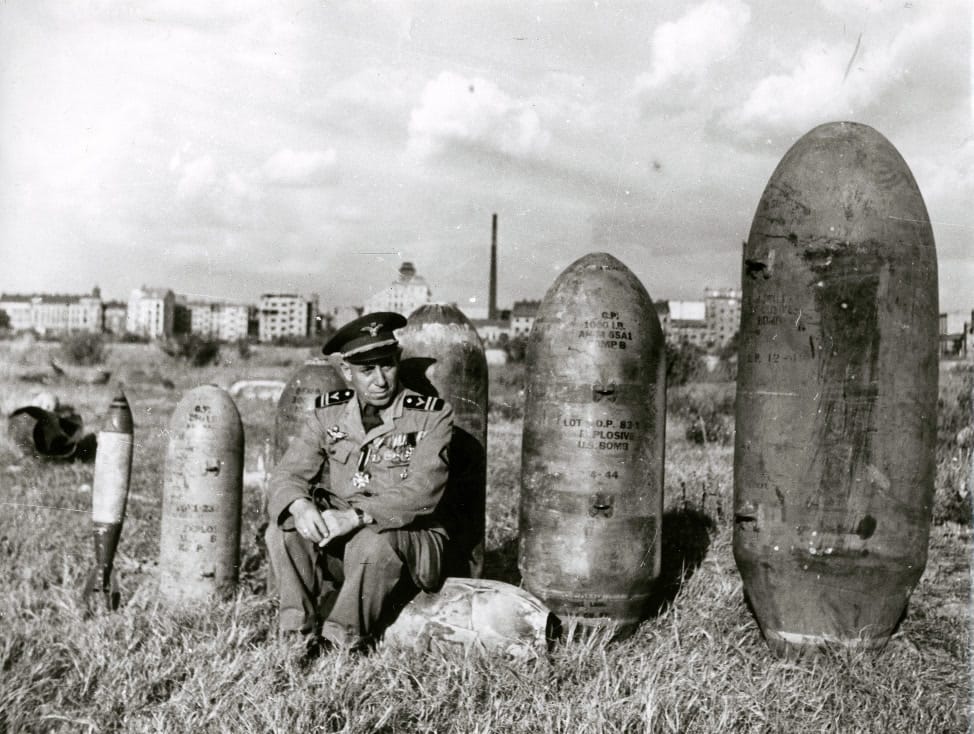 Hatástalanított amerikai bombák a lágymányosi réten 1944 őszén, jobbról balra 2000, 1000, 500, 300, 250 fontos szárny nélküli romboló- és egy brit 25 fontos gyújtóbomba. (MNM)