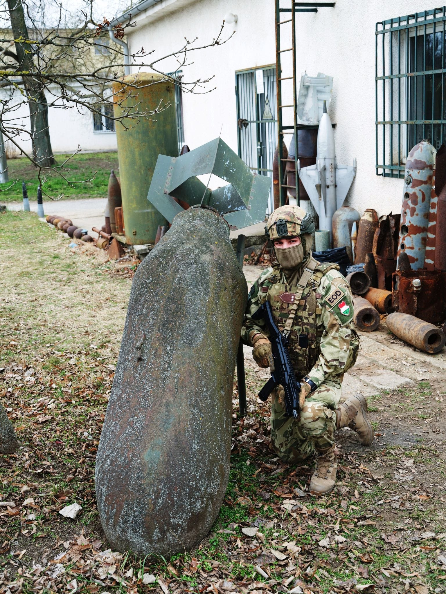 Amerikai 2000 lb GP hatástalanított rombolóbomba a Magyar Honvédség 1. Hadihajós és Tűzszerész ezred telephelyén.