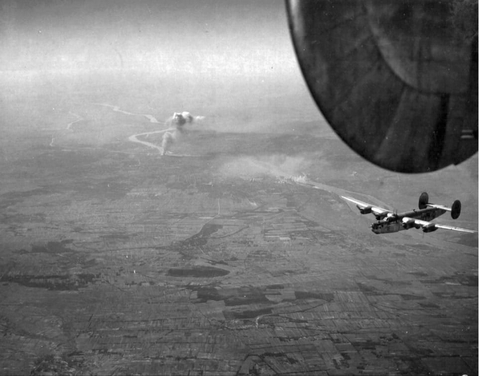 B-24 bombázók a Budapest felett. Háttérben a Csepel-sziget. A füstfelhő a Ferencvárosi pályaudvar, a Déli vasúti híd környékén látható. (Fortepan/National Archives)