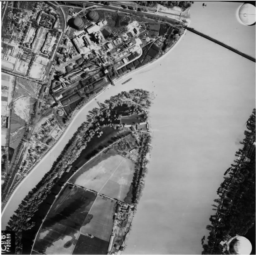 Légifotó, a Hajógyári sziget északi része. Baloldalt az Aquincumi Múzeum feltárásai, tőle jobbra, a Duna-parton a Gázgyár látható. Fenn az Újpesti vasúti híd. A felvétel 1944. április 14-én készült. (Fortepan / Magyar Királyi Honvéd Légierő)
