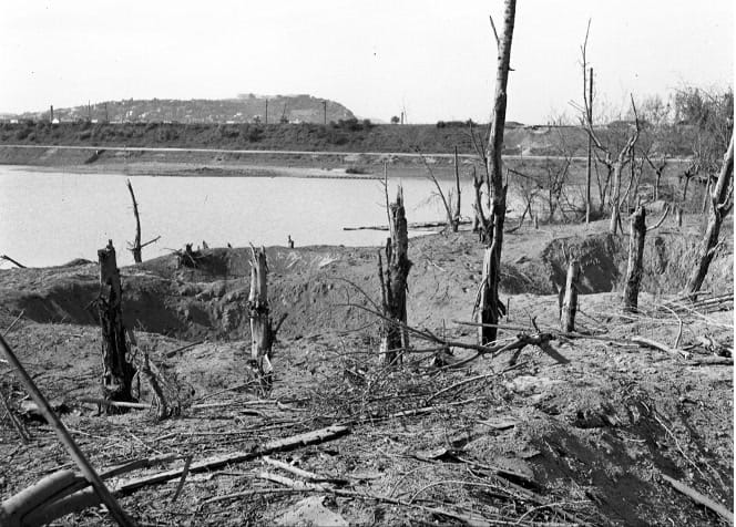 A Déli vasúti híd bombázásánál elcsúszott bombák pusztítása a Kopaszi gátnál, háttérben a Gellért-hegy. (Fortepan/Lissák Tivadar)