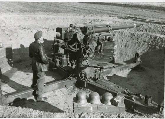 A tétényi fennsíkon települt 201/1 légvédelmi üteg egyik 1929M 8 cm-es lövege készültségi állásban. (HTM)