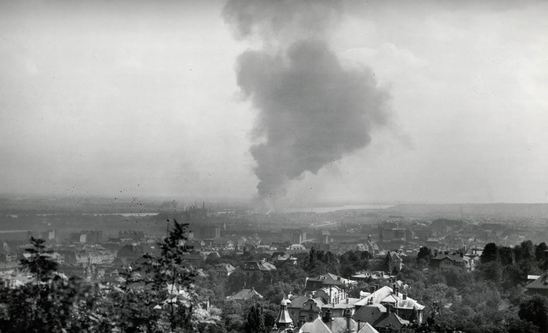 Lángokban álló Soroksári úti ipartelepek. (Fortepan/Archiv für Zeitgeschichte ETH Zürich / Agnes Hirschi)