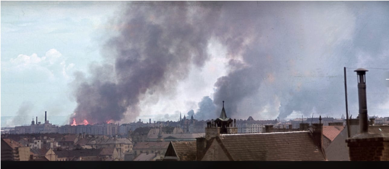 Égnek az angyalföldi ipartelepek (Fortepan/Schermann Ákos)