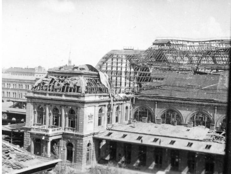 Keleti pályaudvar csarnok üvegteteje súlyos károkat szenvedett (Fortepan / Fortepan)