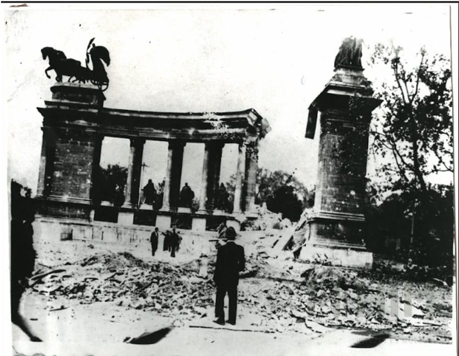 A lebombázott Milleniumi emlékmű (HTM)