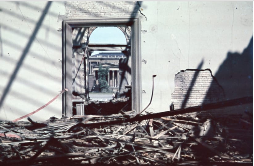 A bombatalálatot kapott Műcsarnok, a távolban a Szépművészeti Múzeum. (Fortepan/Ladányi Károly)