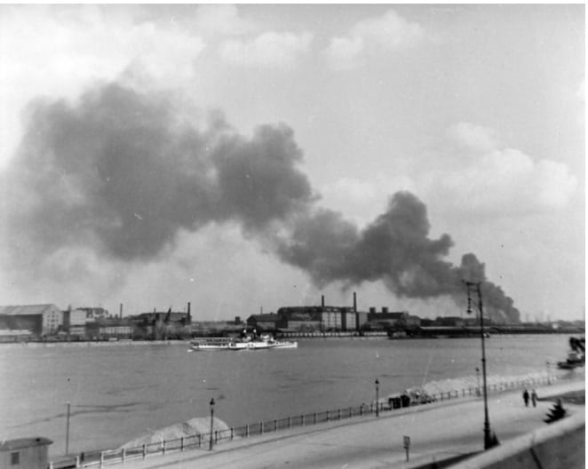 Az égő olaj füstje a Fantonál. (Fortepan/Dienes Balázs)