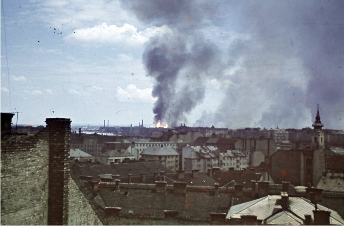 Lángokban az Óbudai Gázgyár (Fortepan/Zentai Dávid)