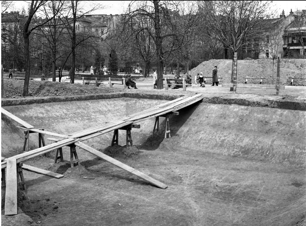 Légoltalmi tüzivíz medence a parkban, háttérben az Ignotus (Klára) utca házai. (Fortepan/Lissák Tivadar)
