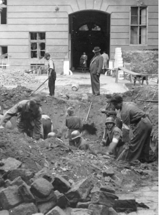 Kárelhárítás egy úttestet ért bombatalálat után