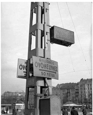 Széll Kálmán tér, háttérben a Vérmező út házsora. Nyilvános óvóhely (Fortepan/Lissák Tivadar)