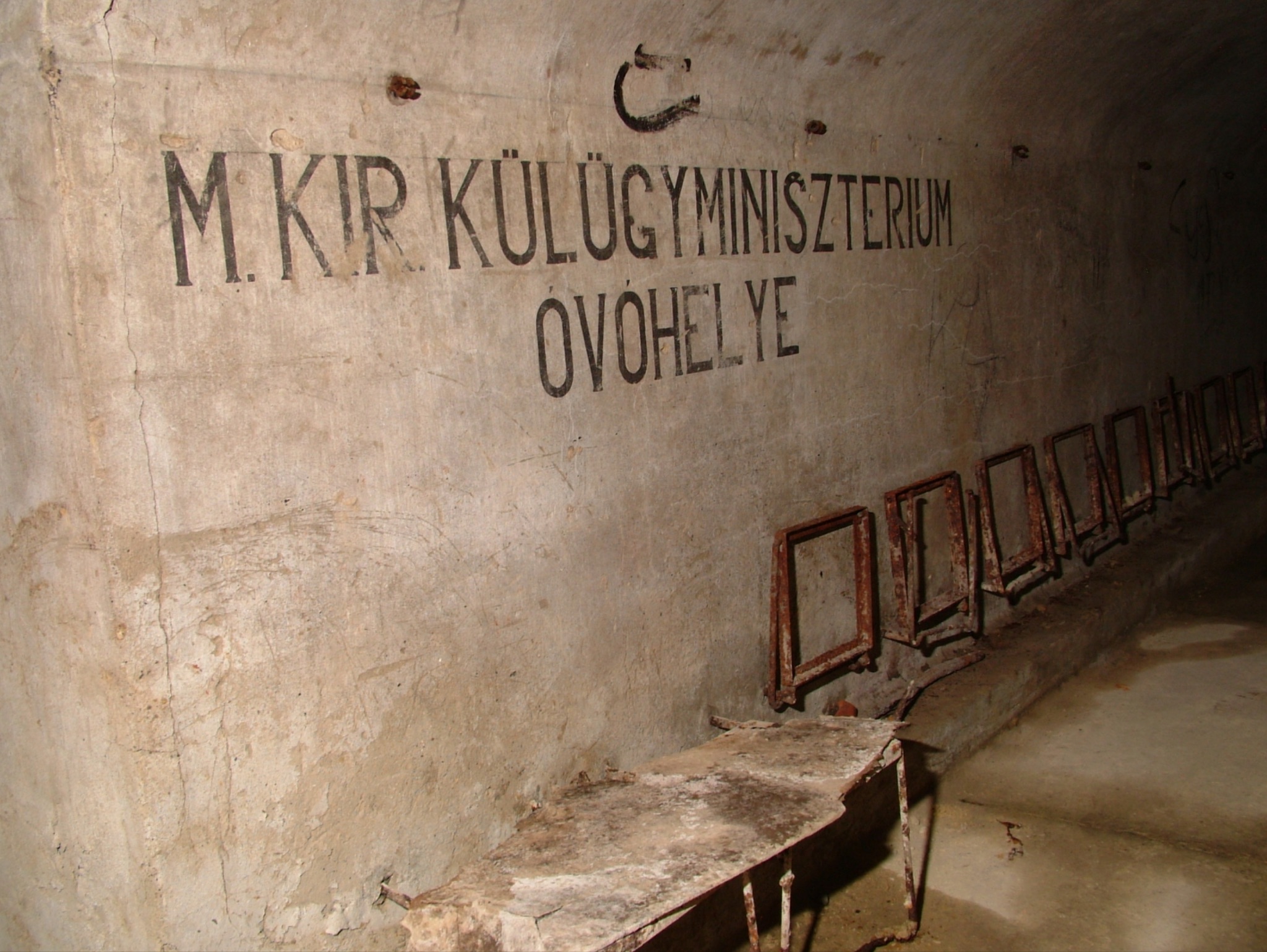 A Magyar Királyi Külügyminisztérium óvóhelye a Budai Várban az egykori m. kir. Külügyminisztériumot és a m. kir. Honvéd Főparancsnokságot kötötte össze mélyen a föld alatt. A fotó 2002-ben készült.