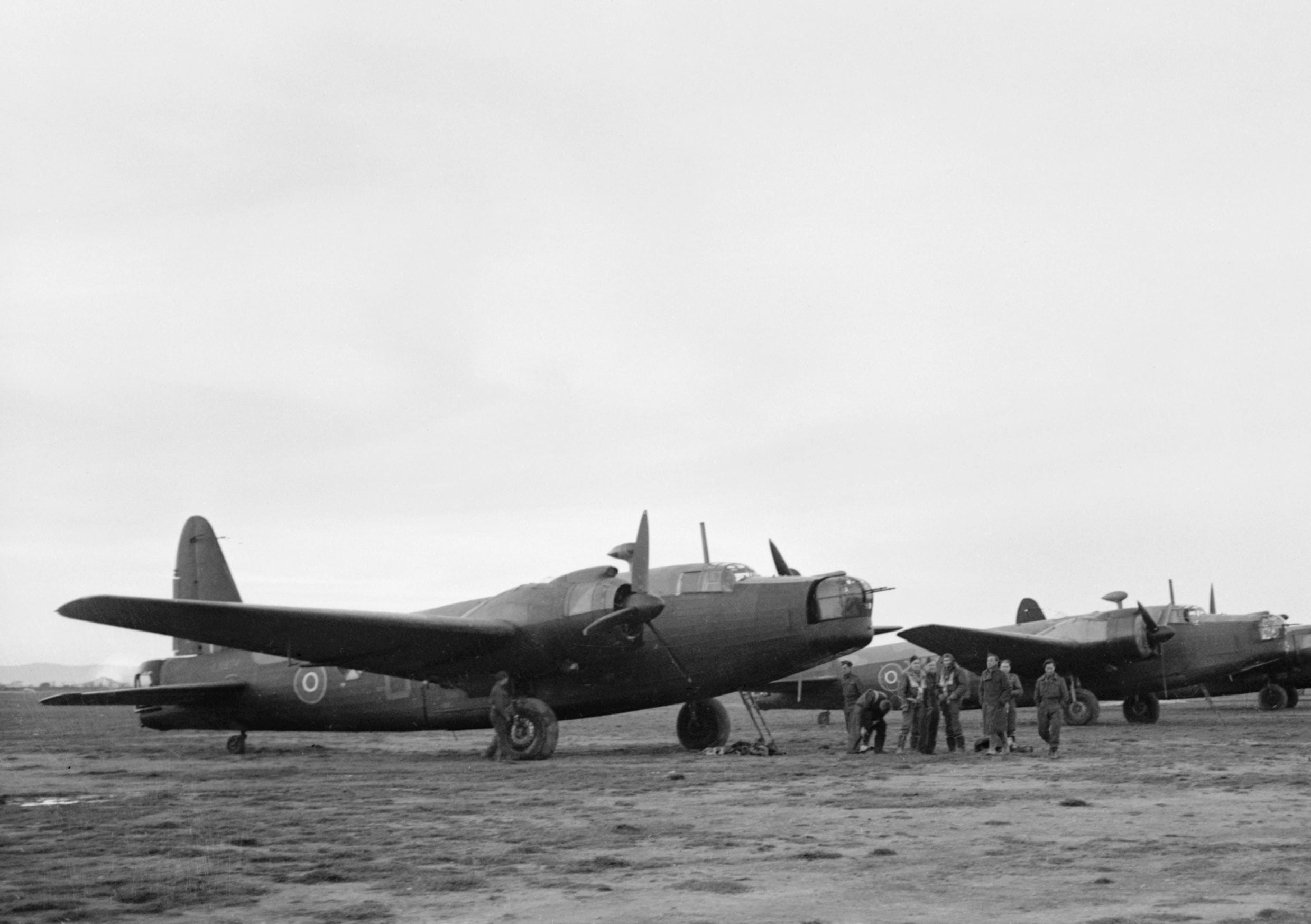 A brit 40. bombázószázad Wellington X kétmotoros közepes bombázói és legénységük Foggia repülőterén (Wikimedia Commons)