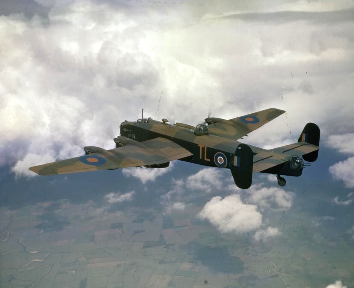 Brit Halifax II négymotoros nehézbombázó Anglia felett (Wikimedia Commons)