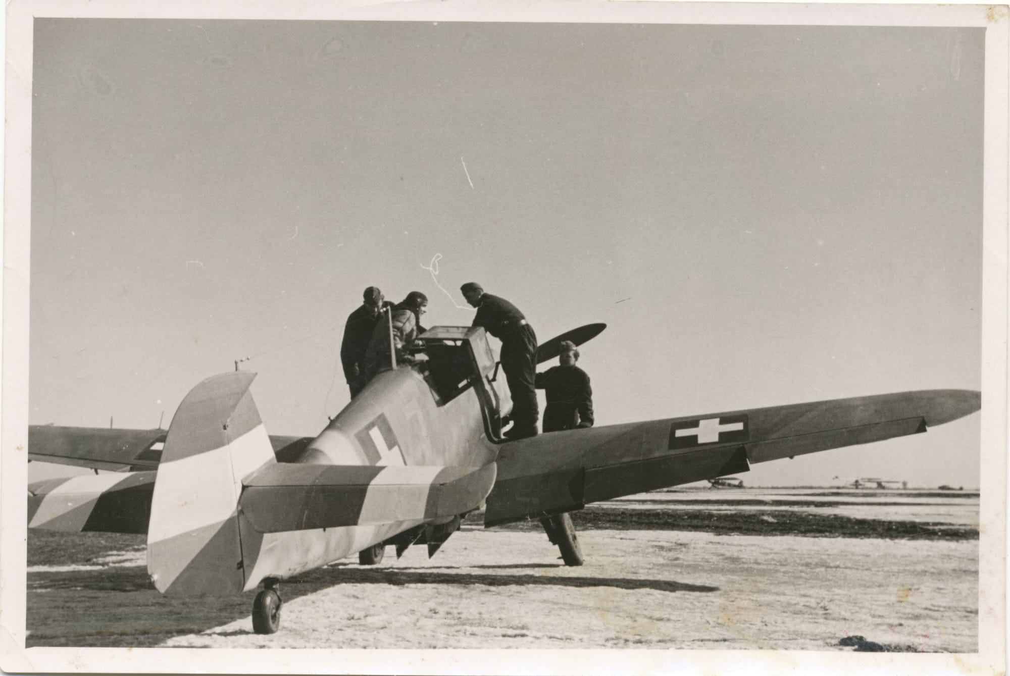 Bánlaky György százados, a Pumák 4. "Vihar" századának első parancsnoka beszáll magyar felségjelzésű Me-109-es vadászrepülőjébe (HTM)