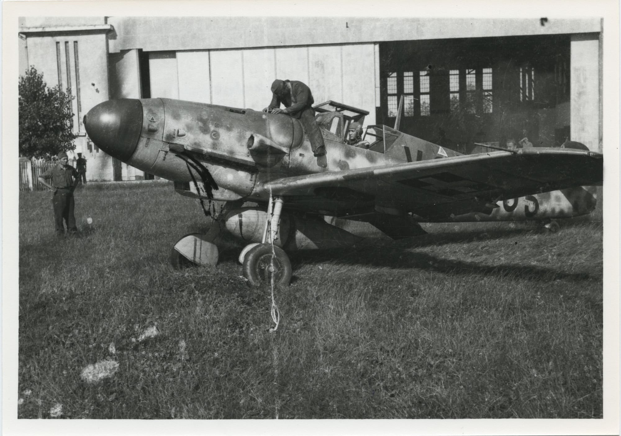 Karátsonyi Mihály hadnagy a Puma 3. "Drótkefe" század magyar felségjelzésű Me-109 vadászrepülőjében a Veszprém-Jutas repülőtéren 1944 júliusában (HTM)