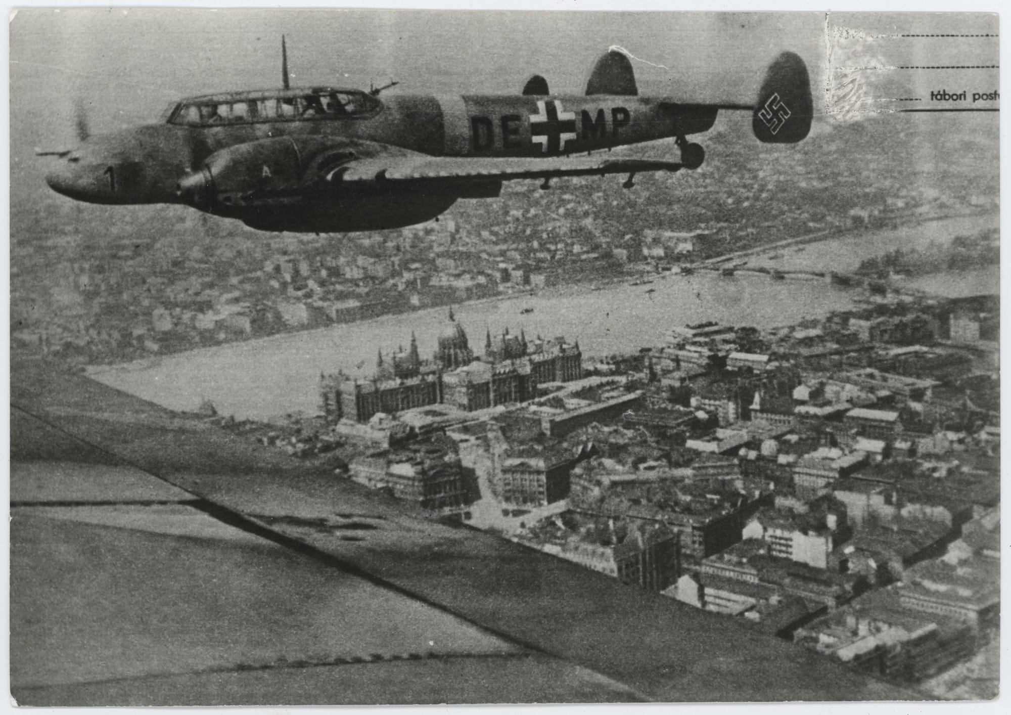 Német Me-110F kétüléses nehéz vadászrepülő és gyorsbombázó Budapest légterében a Magyar Futár 1944. május 17-i számából (HTM)