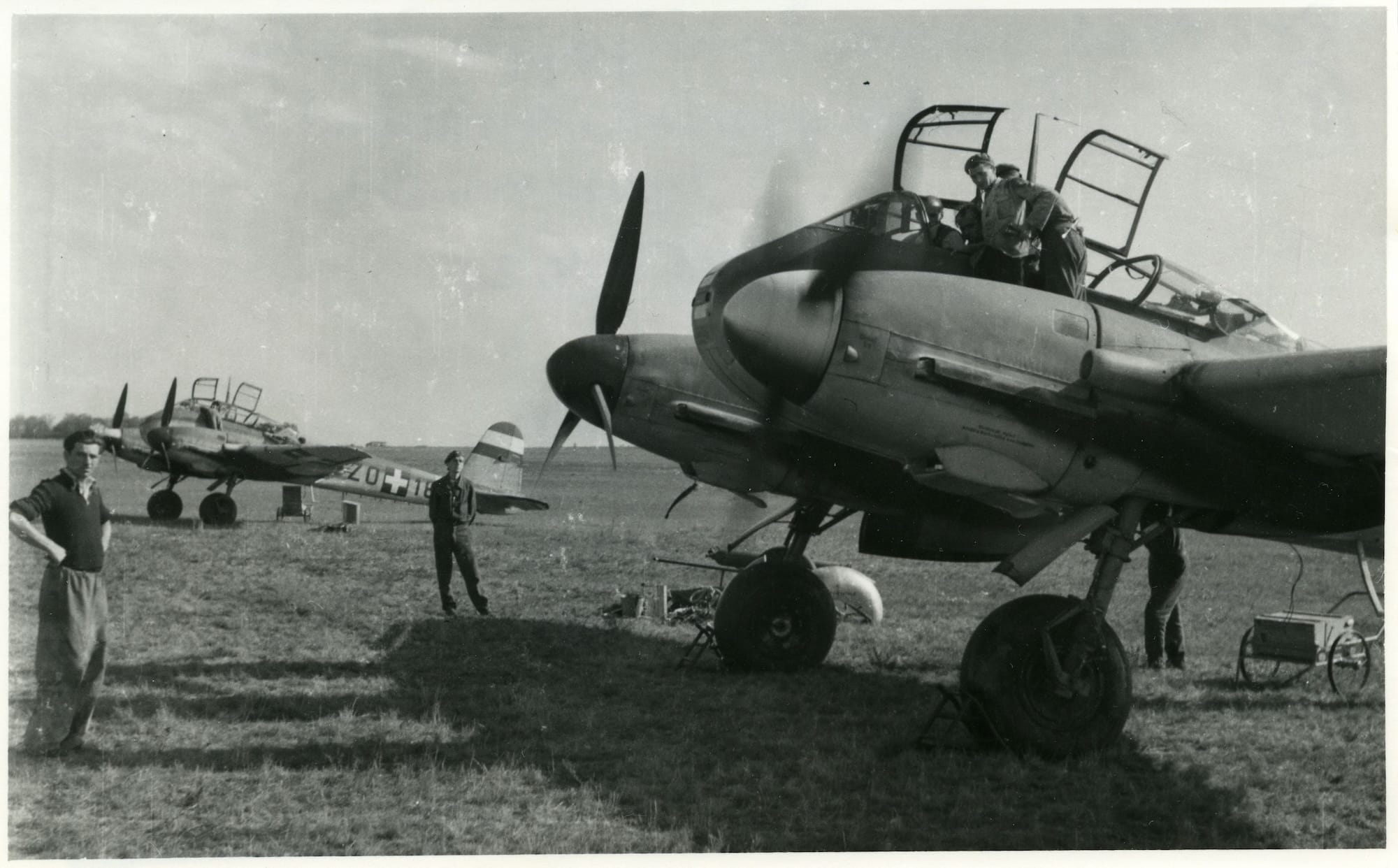 Dunai repülőgépgyárban gyártott magyar felségjelzésű Me-210 kétüléses nehéz vadászrepülő és gyorsbombázók (HTM)