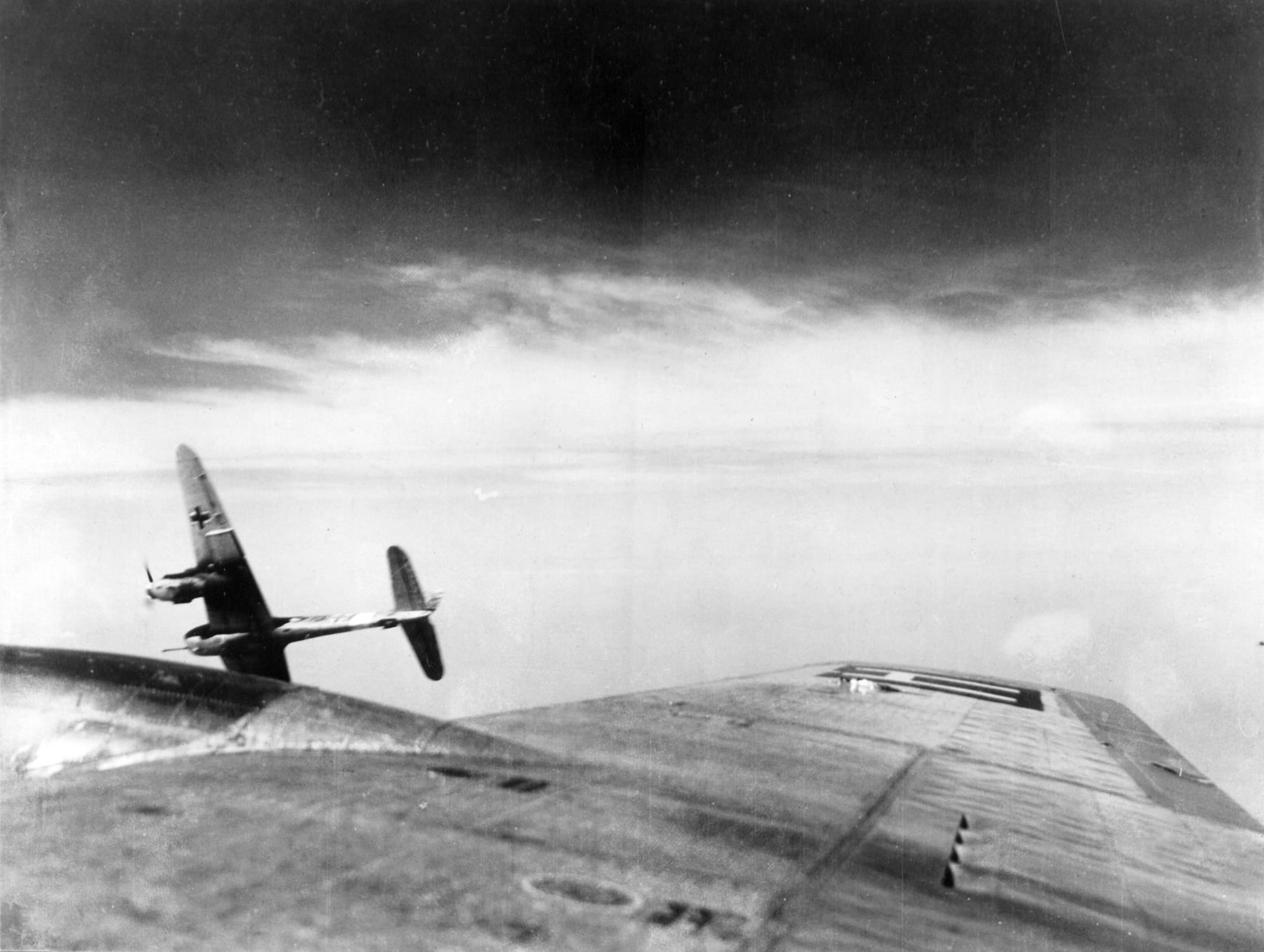 Egy 50 mm-es gépágyúval felszerelt német Me-410kétüléses nehéz vadászrepülő és gyorsbombázó bevetésen (Wikimedia Commons)