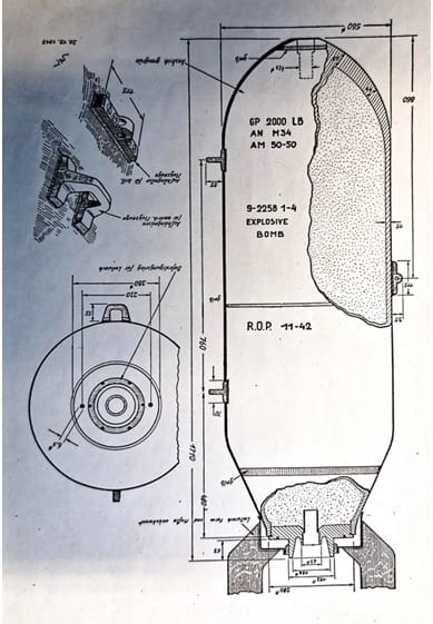 Amerikai 2000 lb GP rombolóbomba a kétféle felfüggesztési lehetőséggel. Kettős az amerikai, az egyes a brit bombázó gépekhez.