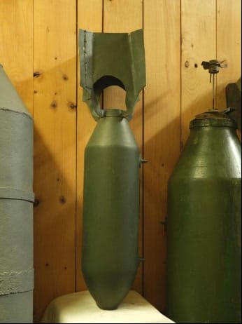 Az amerikai 100 lb GP rombolóbomba 57 font ( 26 Kg) TNT, vagy 53 font ( 24 Kg) Amatol robbanóanyaggal volt töltve. A bomba tömegének felét adta a robbanóanyag.