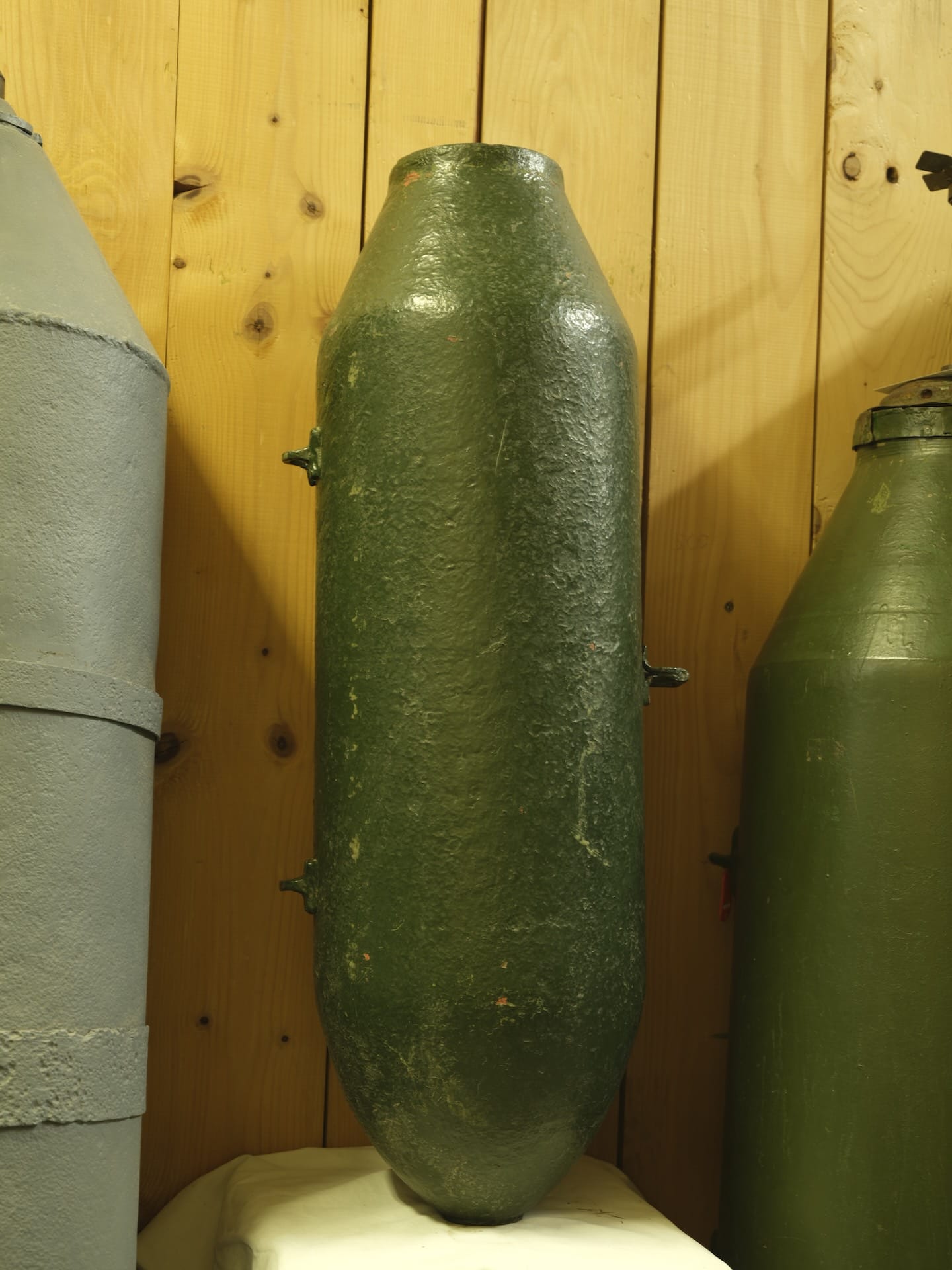 Ez a bombatípus váltotta a régebbi amerikai 300 lb GP rombolóbombákat. Az alkalmazhatósága megegyezett a 100 lb GP bombáéval. Az amerikai 250 lb GP rombolóbomba 129 font (58,5 Kg) TNT, vagy 124 font (56 Kg) Amatol robbanóanyaggal volt töltve. A bomba 50 %-