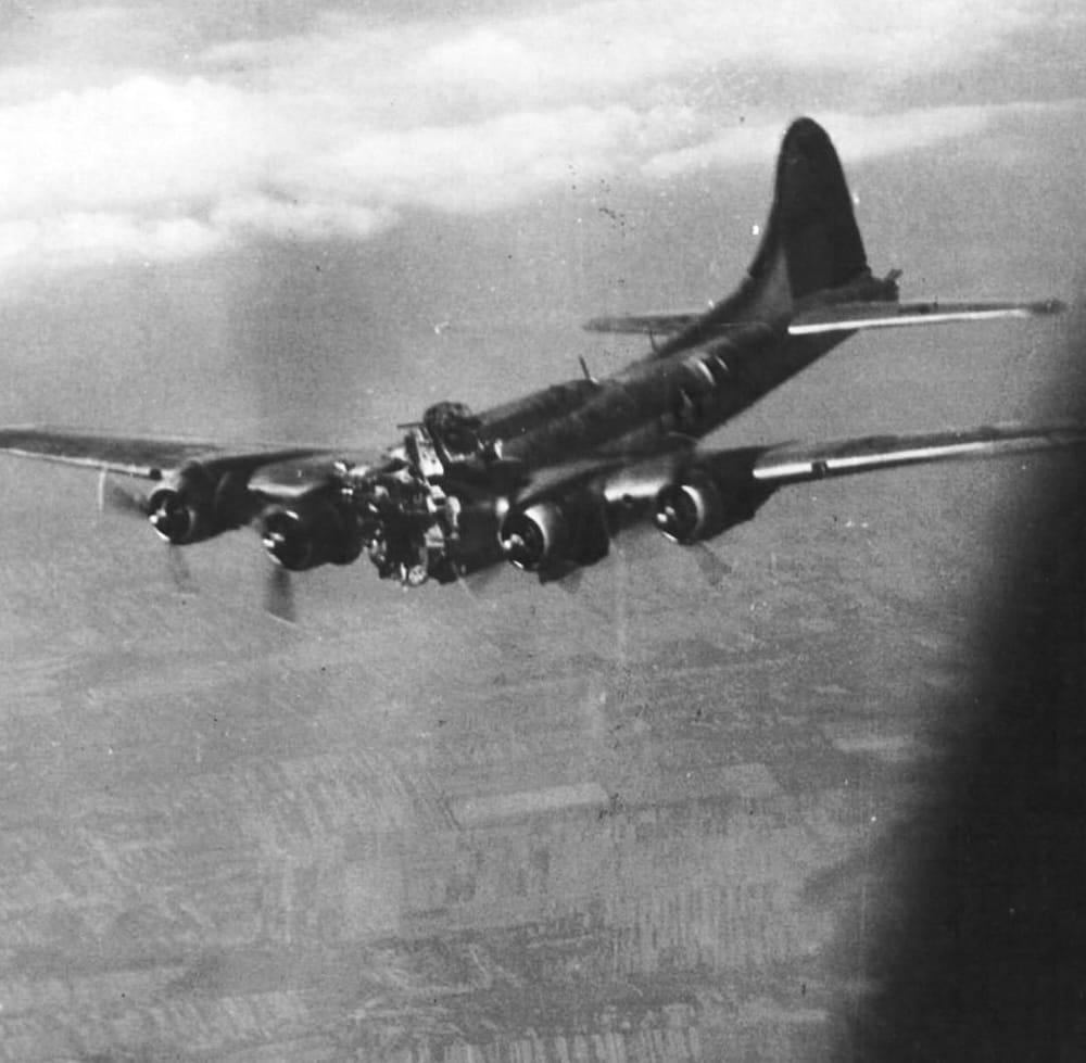 Amerikai B-17 négymotoros nehézbombázó Budapest légterében a lezuhanás előtt (HTM)