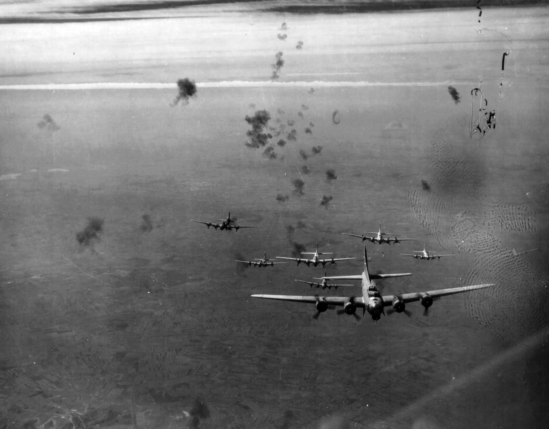 Amerikai B-17 négymotoros nehézbombázók Debrecen felett 1944. szeptember 21-én (Fortepan/National Archives)