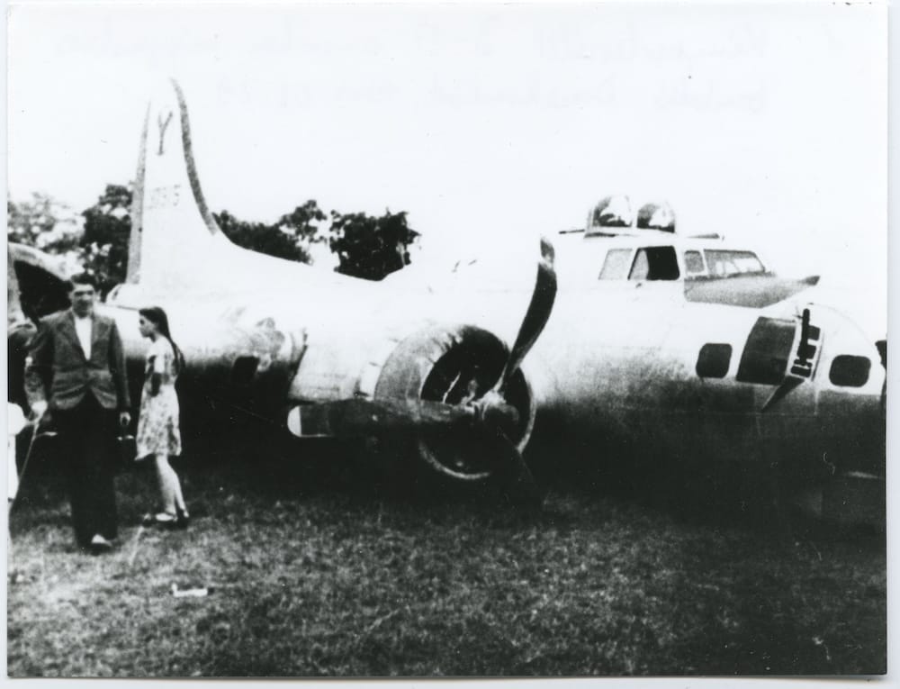 Kényszerleszállt végrehajtott amerikai B-17-es négymotoros nehézbombázó Dunakömlődön (HTM)