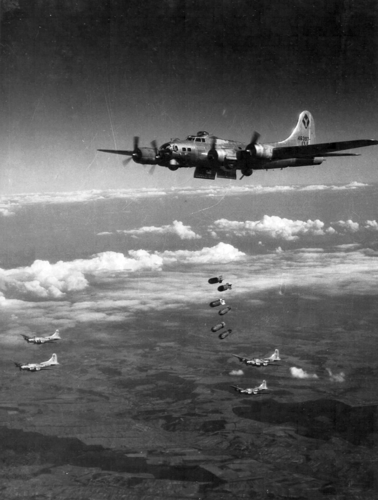Szobi vasúti hidat bombázó amerikai B-17-es négymotoros nehézbombázók köteléke (Fortepan/National Archives)