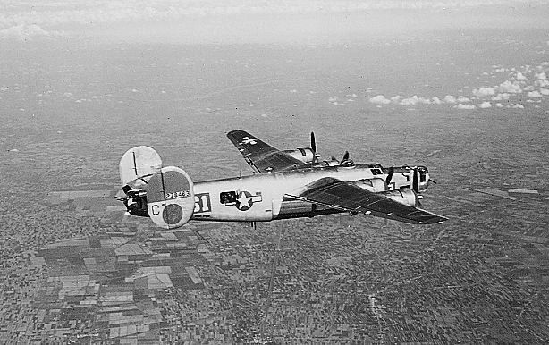 Az amerikai 451. bombázócsoport B-24 négymotoros nehézbombázója (Wikimedia Commons)