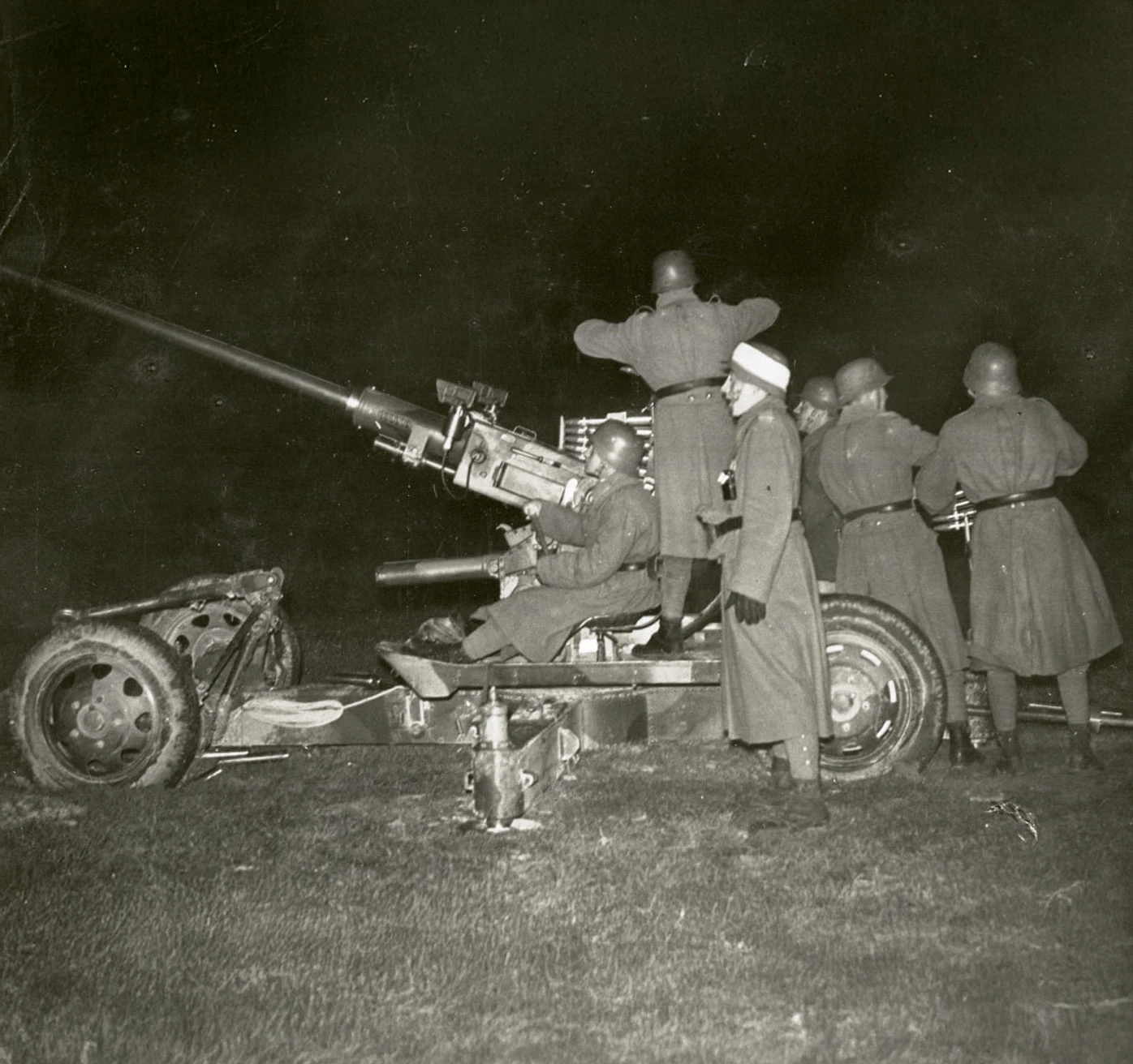 1936M 4 cm-es légvédelmi gépágyú éjszakai gyakorlaton (HTM)