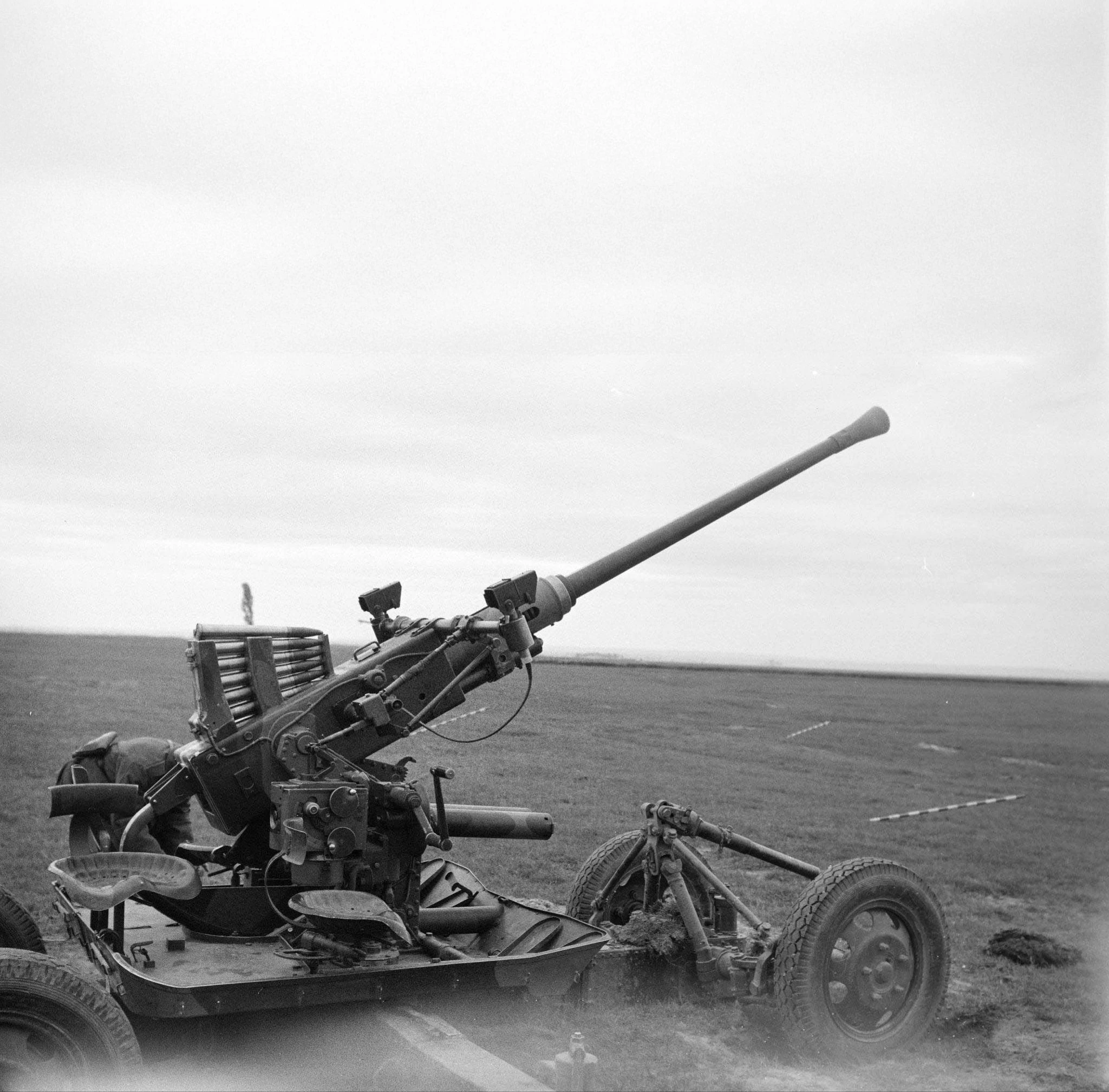 1936M 4 cm-es légvédelmi gépágyú a repülőterek védelmében. (Fortepan/Divéky István)